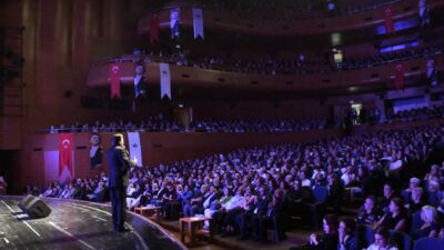 Sanat Güneşi Zeki Müren Osmangazi’de en sevilen şarkılarıyla anıldı