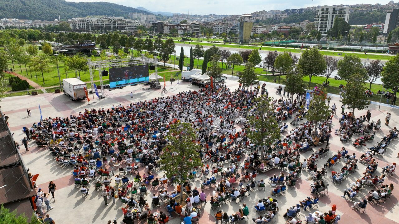 Bursa’da dev ekran kuruluyor Bursa’da dev ekran kuruluyor