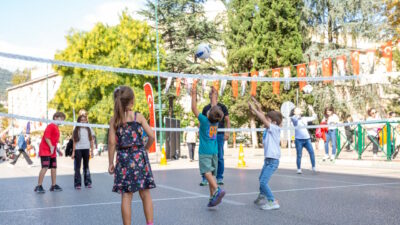 Bursa’da çocuklar Heykel’de buluşuyor