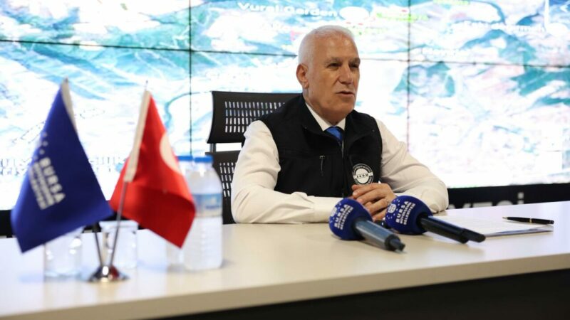 Bursa’daki büyük orman yangınıyla ilgili Başkan Bozbey’den açıklama Bursa Büyükşehir Belediye Başkanı Mustafa Bozbey, “Yangının yerleşim alanlarına ulaşmaması