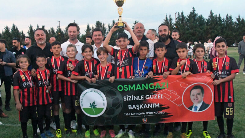 Bursa Osmangazi’de minik yetenekler futbol şöleninde buluştu Osmangazi Belediyesi, sporun birleştirici gücünü minik yeteneklerle buluşturduğu Yıldız Cup