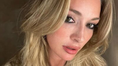 Sırt dekolteli pozuyla gündem oldu!