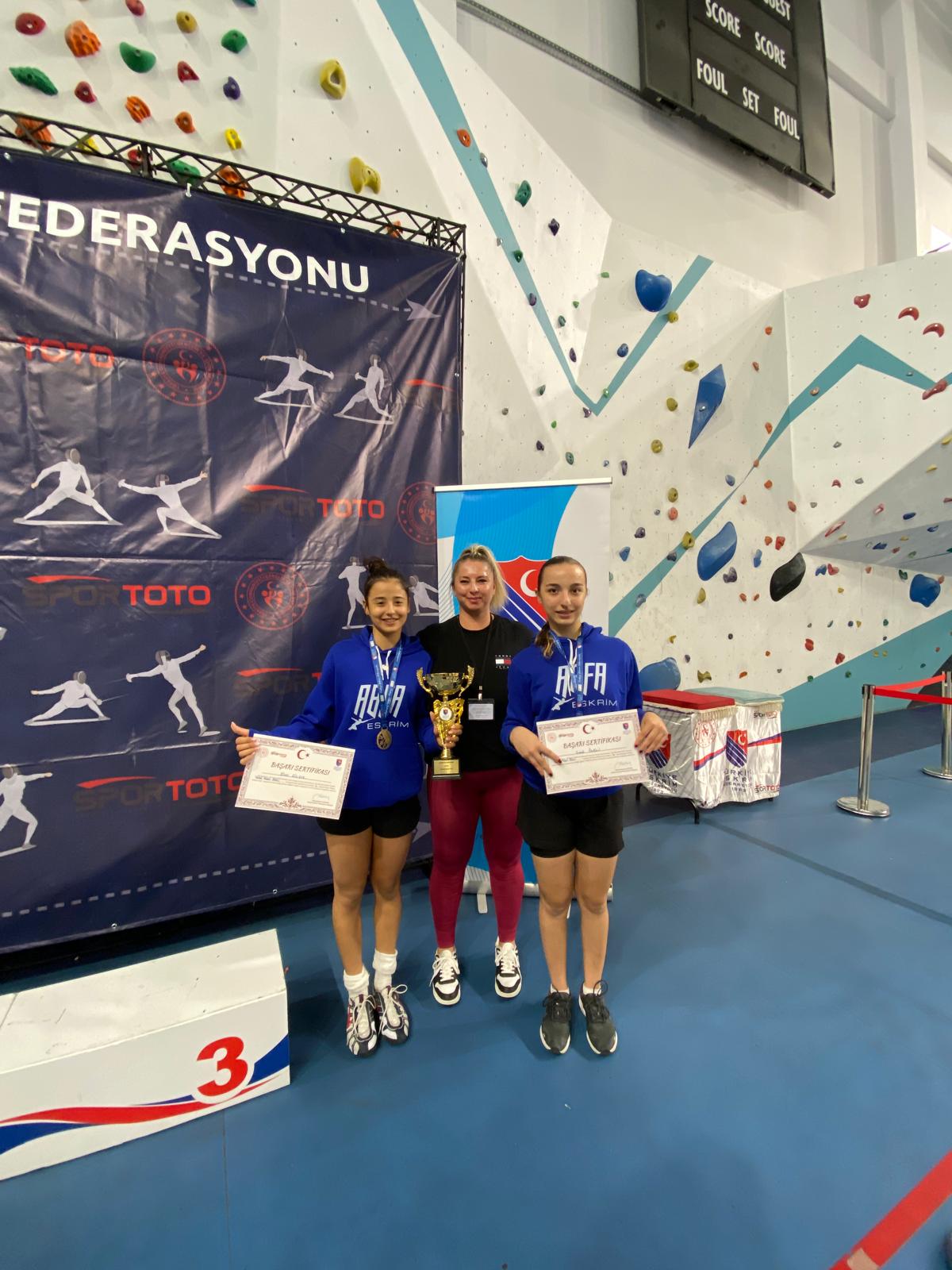 Bursalı eskrimcilerden Ankara’da büyük başarı Bursalı eskrimcilerden Ankara’da büyük başarı