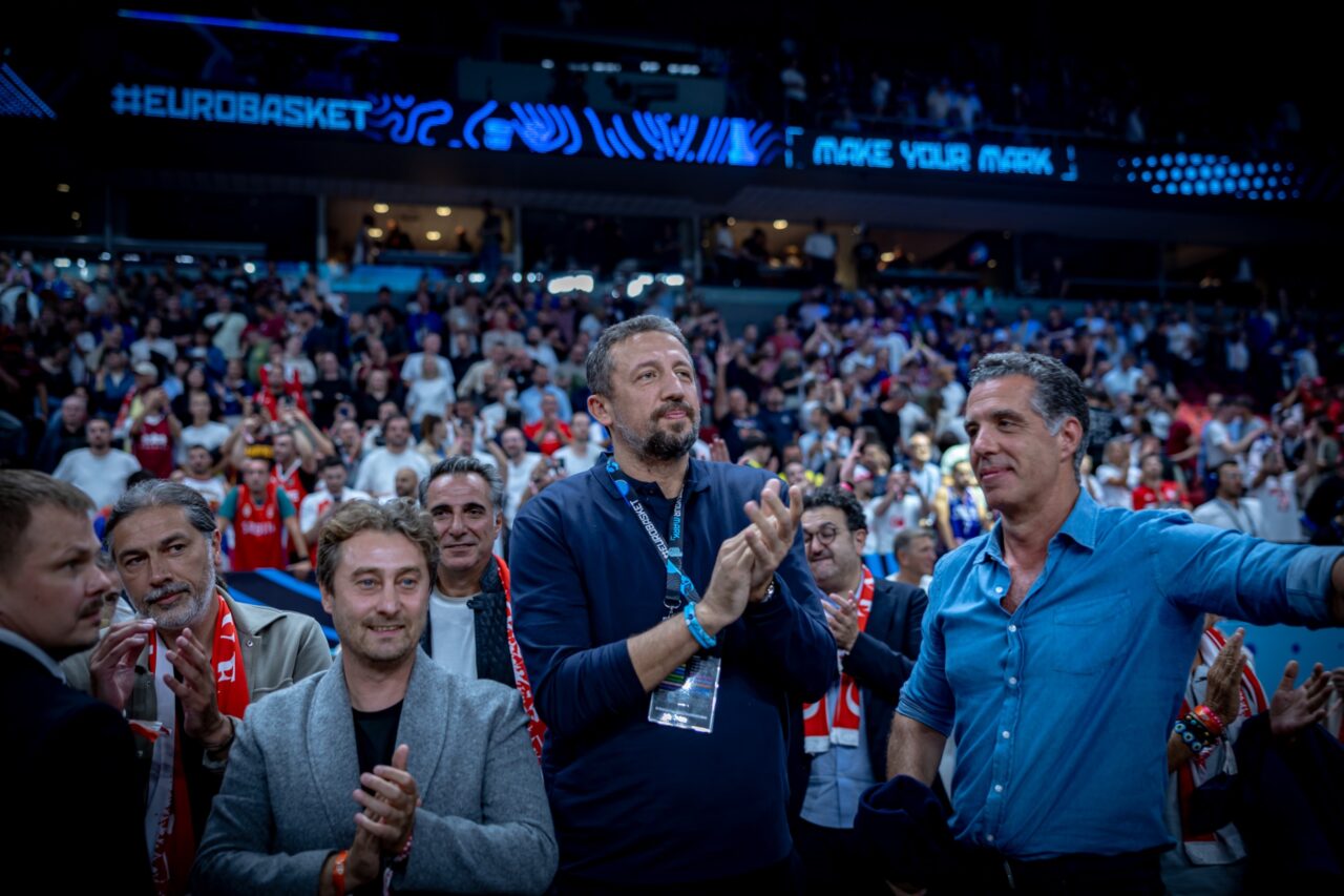 Bursaspor Basketbol Başkanı Sezgin’den 12 Dev Adam’a destek Bursaspor Basketbol Başkanı Sezgin’den 12 Dev Adam’a destek