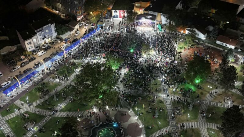 10'uncu Uluslararası Altın Biber Festivali'nin final gecesinde Ümit Besen ve