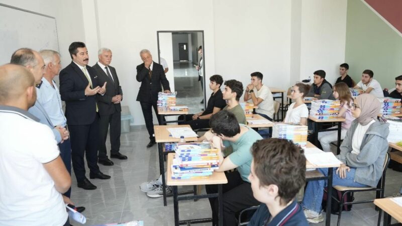 Yenişehir’de öğrencilere ücretsiz destek Yenişehir Belediye Başkanı Ercan Özel, üniversiteye hazırlık öğrencilerine yönelik eğitim