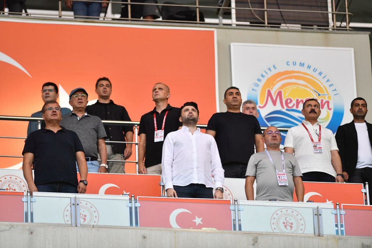 Bursaspor Başkanı Çelik, takımı yalnız bırakmadı Bursaspor Başkanı Çelik, takımı yalnız bırakmadı