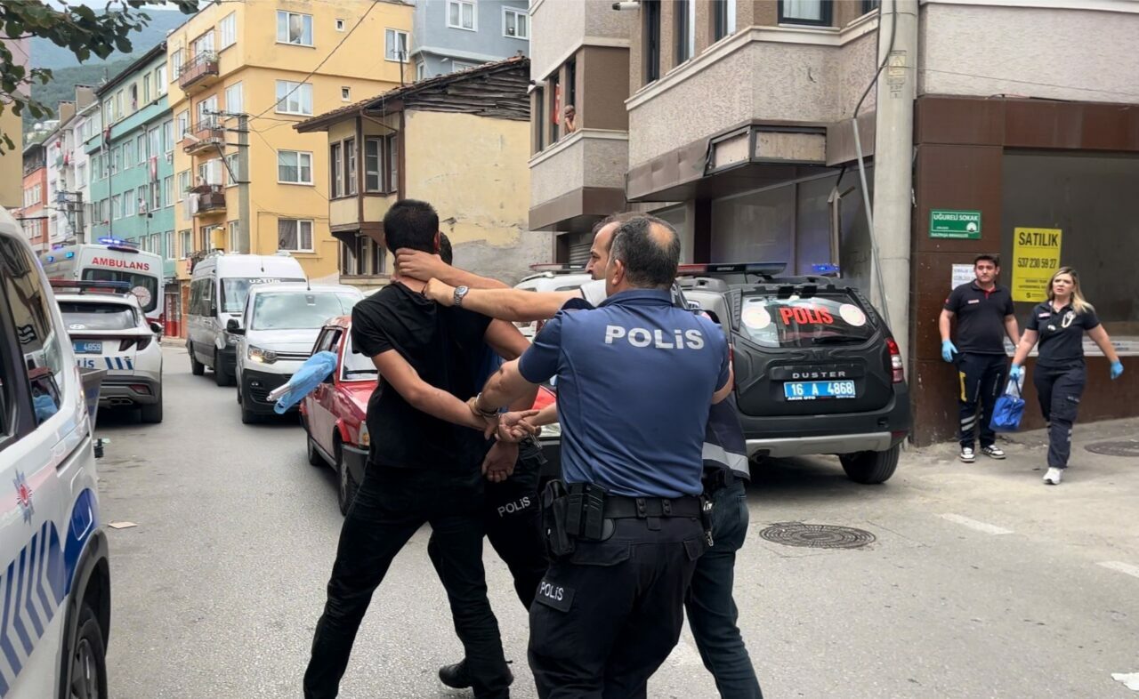Bursa’da hareketli dakikalar! Polislerin üzerine pitbull saldı