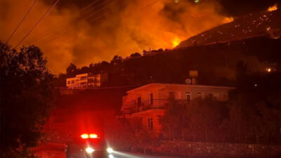 Orman yangını evlere sıçradı