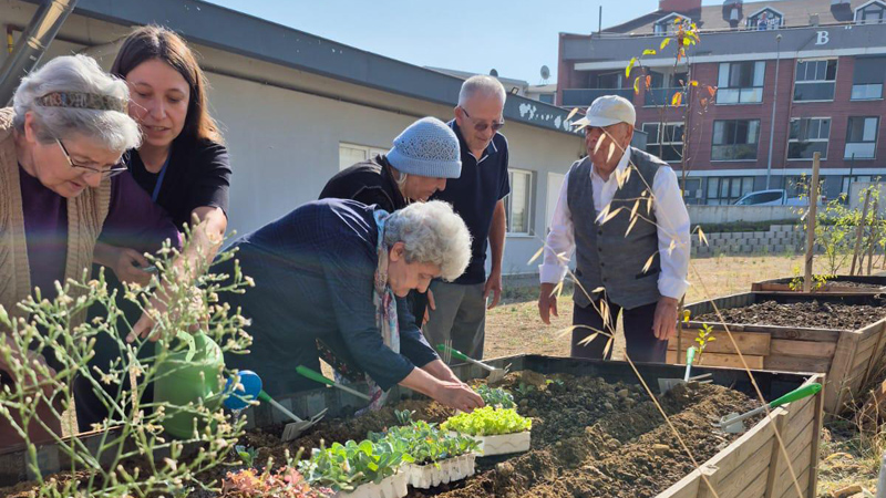 Nilüfer’de Alzheimer farkındalığına fidelerle destek