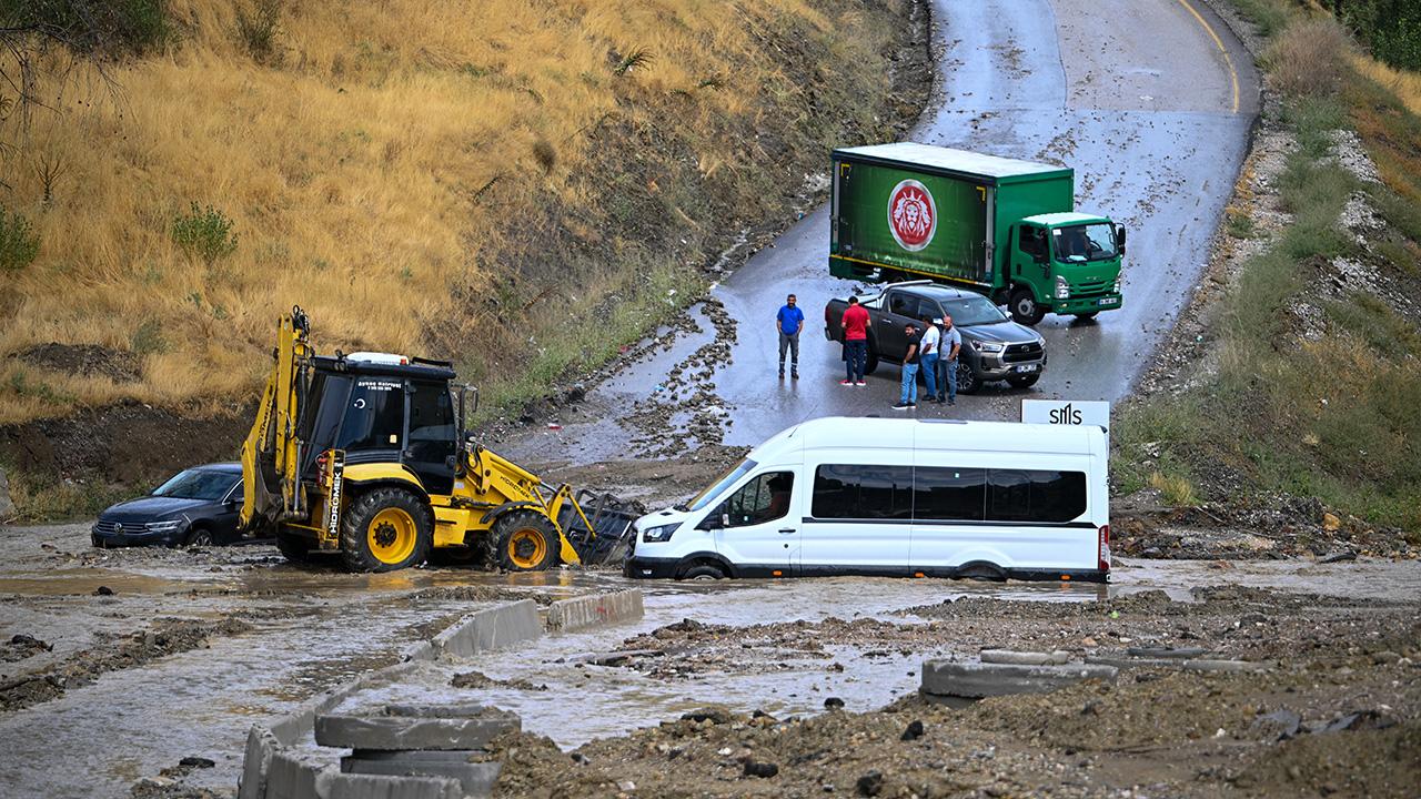 Ankara’yı sağanak vurdu: Dere taştı, araçlar mahsur kaldı
