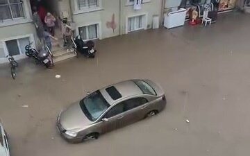 Bursa’da sokak ve caddeleri su bastı!