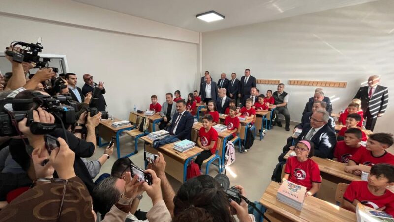 Bursa’da ilk ders Vali Ayyıldız’dan Bursa'daki 2025-2026 eğitim-öğretim yılı, Bursa Valisi Erol Ayyıldız'ın 'Orman Yangınlarına