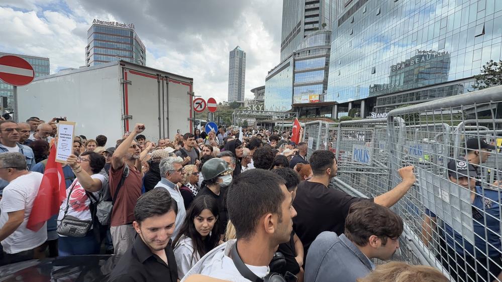 CHP İstanbul binası önünde gerginlik! Gürsel Tekin’den açıklama…