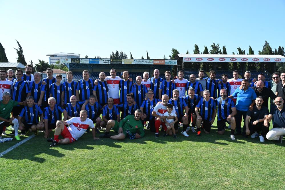 Karacabey'de şöhretler geçidi! Bursaspor'da da oynayan yıldızlar sahaya çıktı... 1 aw53846801