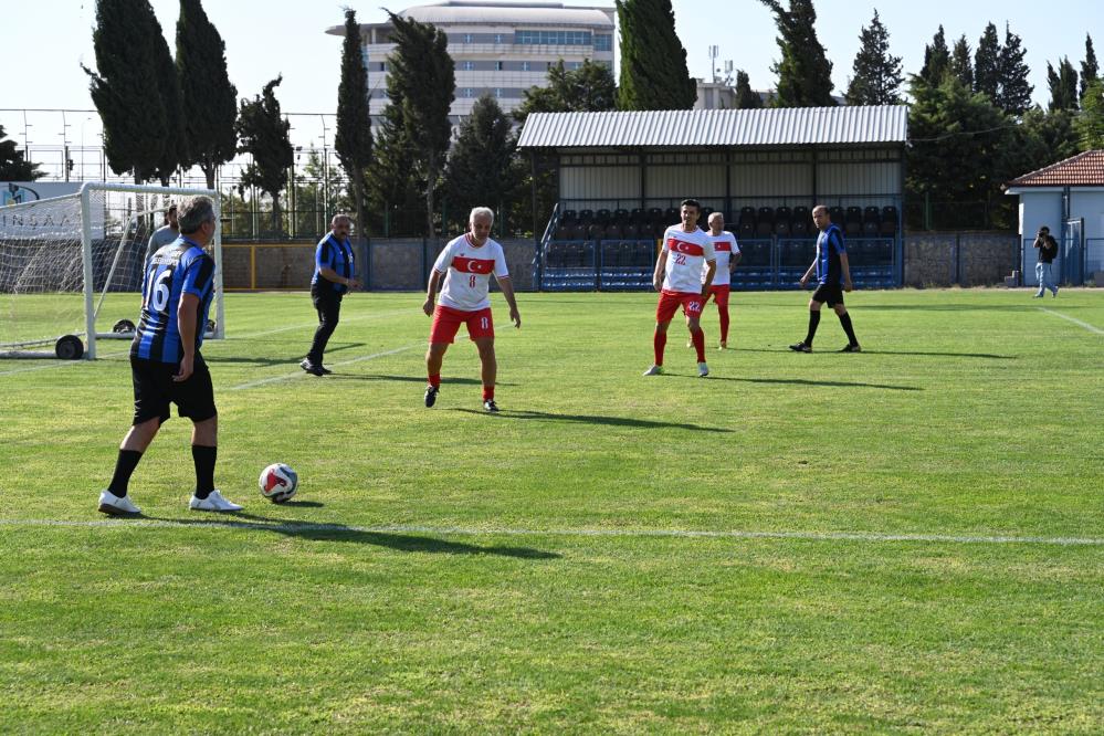 Karacabey'de şöhretler geçidi! Bursaspor'da da oynayan yıldızlar sahaya çıktı... 2 aw53846802