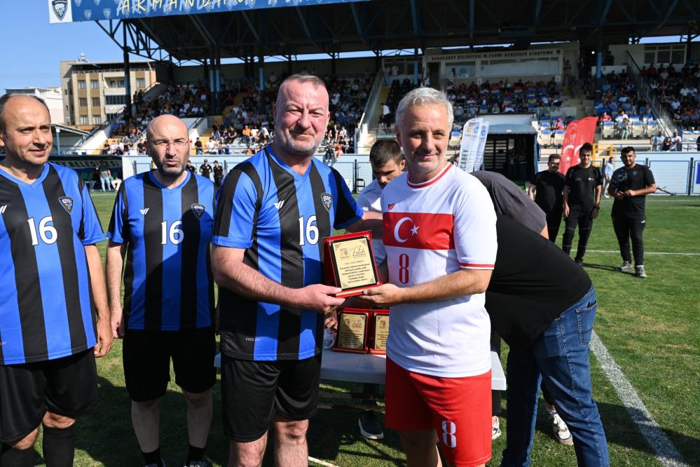 Karacabey'de şöhretler geçidi! Bursaspor'da da oynayan yıldızlar sahaya çıktı... 3 aw53846804