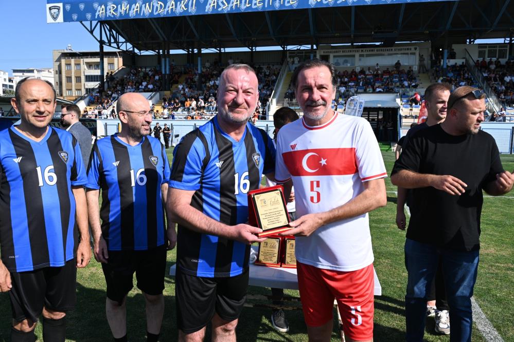 Karacabey'de şöhretler geçidi! Bursaspor'da da oynayan yıldızlar sahaya çıktı... 4 aw53846805
