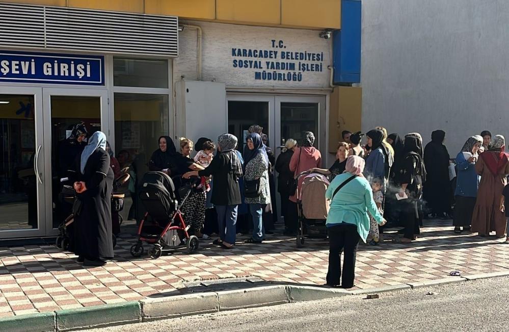 Bursa’da veliler kuyruk oluşturdu! Belediyeden öğrencilere destek