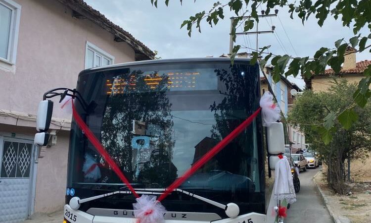 Bursa’da belediye otobüsü gelin arabası oldu Bursa'nın Orhaneli ilçesinde evlenen Safa ve Buse çiftinin düğün konvoyunda