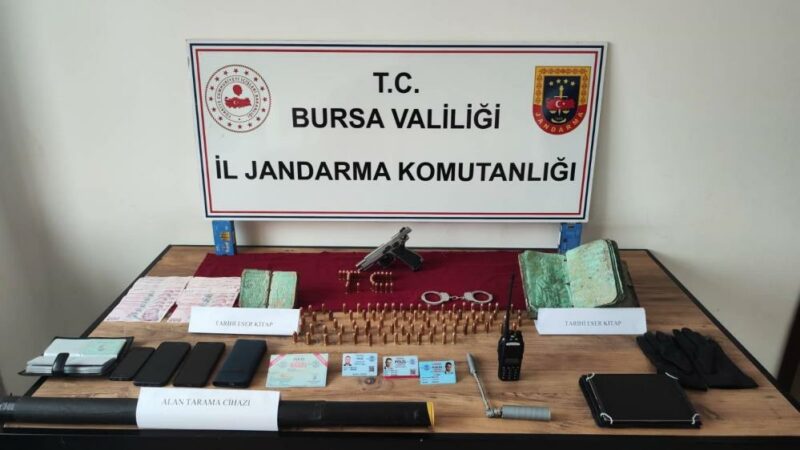 Bursa’da 5 milyon dolara satılmak istenen İncil ve Tevrat… Bursa’nın İnegöl ilçesinde Jandarma ekiplerinin yaptığı operasyon film sahnelerini aratmadı.