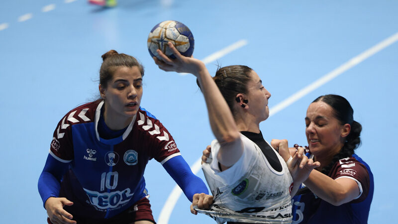 Bursa Büyükşehir Belediyespor sezona beraberlikle başladı Kadınlar Hentbol Süper Ligi'nde mücadele eden Bursa Büyükşehir Belediyespor, ligin