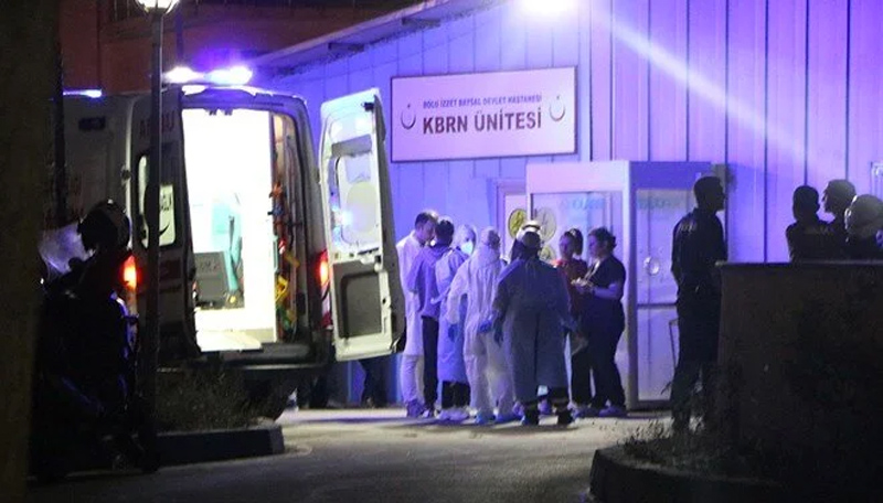 Şüpheli paketten gaz yayıldı: 9 polis ölümden döndü Şüpheli paketten gaz yayıldı: 9 polis ölümden döndü