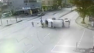 Bursa’da çöp kamyonu devrildi