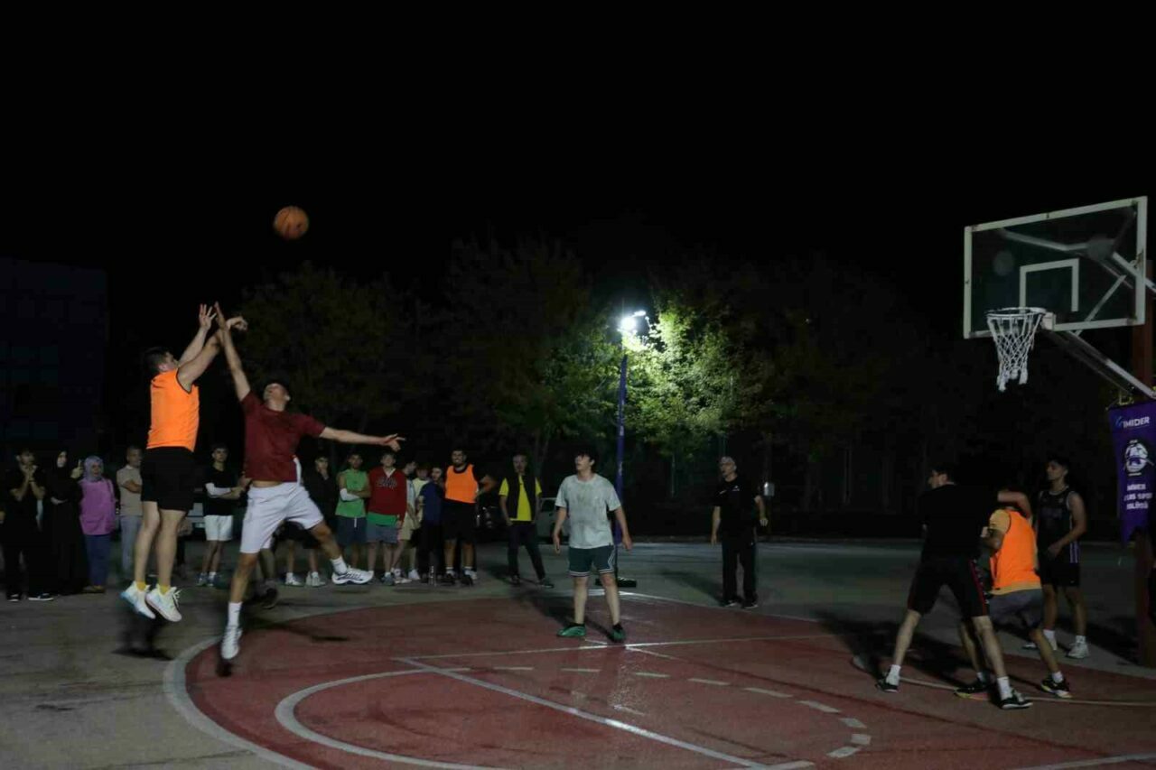 Bursa İnegöl’de sokak basketbolunda kupalar sahiplerini buldu