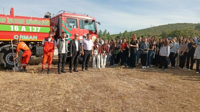 Bursa Orhaneli’de fidan dikme etkinliği Bursa'nın Orhaneli ilçesinde lise öğrencileriyle fidan dikme etkinliği gerçekleştirildi.
