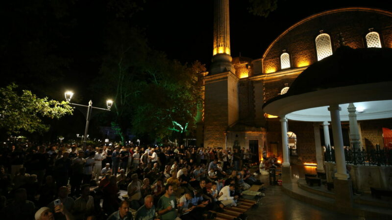 Bursa, Eskişehir, Balıkesir ve Bilecik'te vatandaşlar, Mevlit Kandili dolayısıyla camileri