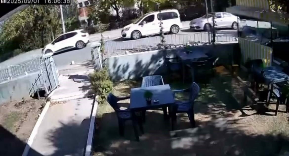 Bursa’da 3 aracın karıştığı kaza kamerada!