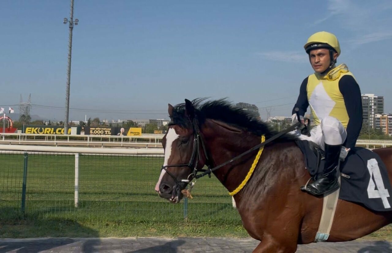 Bursa’da attan düşen jokey yerine yarışıp birinci oldu