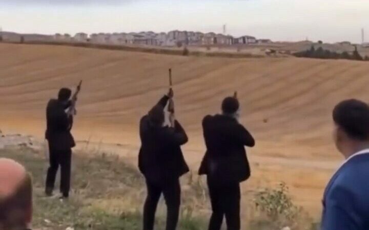 Bursa'nın İnegöl ilçesinde, ‘gelin alma’ merasiminde düğün konvoyundaki araçlarından inen