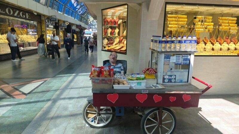 Bursa’da engelli vatandaşın zararını İnegöl Belediyesi karşıladı Bursa'nın İnegöl ilçesinde parası ve eşyaları çalınan engelli seyyar satıcının