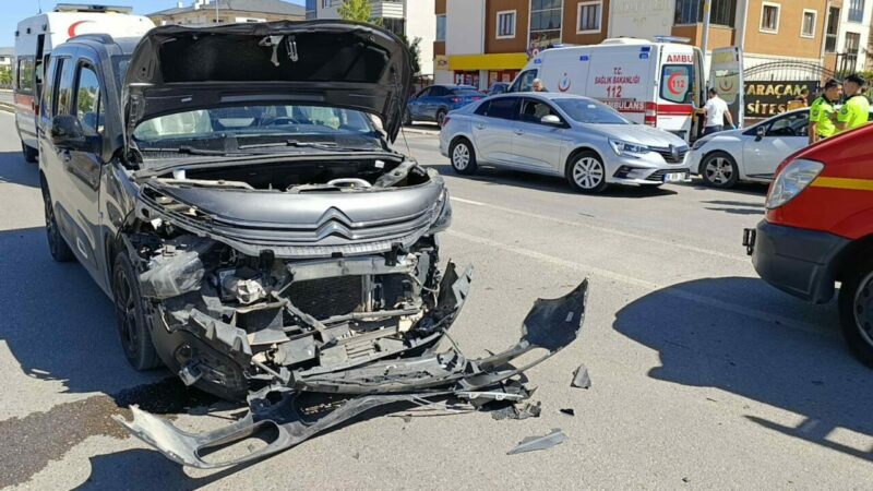 Bursa’da feci kaza: Çok sayıda yaralı var… Bursa’nın İnegöl ilçesinde hafif ticari araç ile otomobil çarpıştı; 4