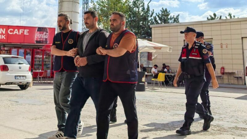 Bursa’da FETÖ firarisi yakalandı FETÖ/PDY üyesi olmaktan 7,5 yıl kesinleşmiş hapis cezası bulunan ve