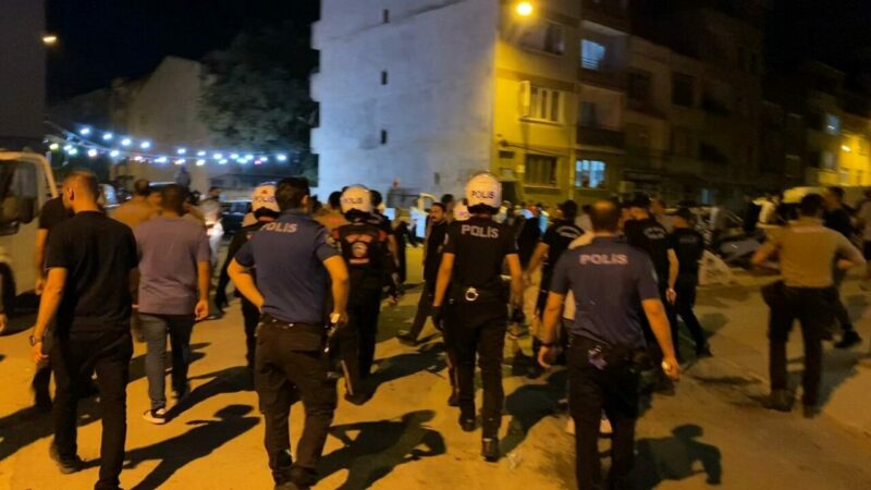 Bursa’da her yerde aranıyordu! Düğünde yakalandı, arbede çıktı Bursa’nın İnegöl ilçesinde polis, aranması olan kişiyi sokakta düzenlenen düğün
