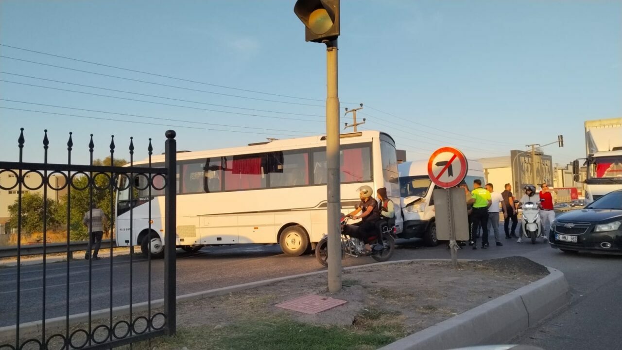 Bursa’da işçi servisi ile minibüs çarpıştı! Yaralılar var