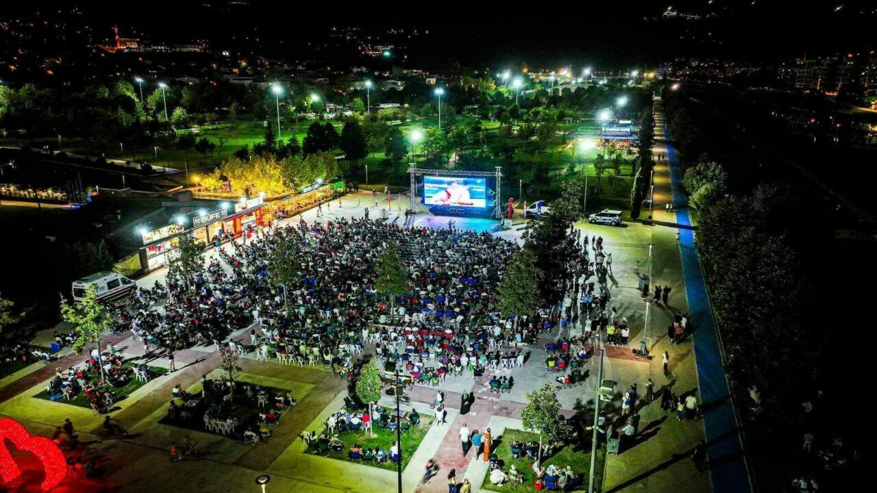 Bursa’da kalpler 12 Dev Adam için attı Bursa’da kalpler 12 Dev Adam için attı