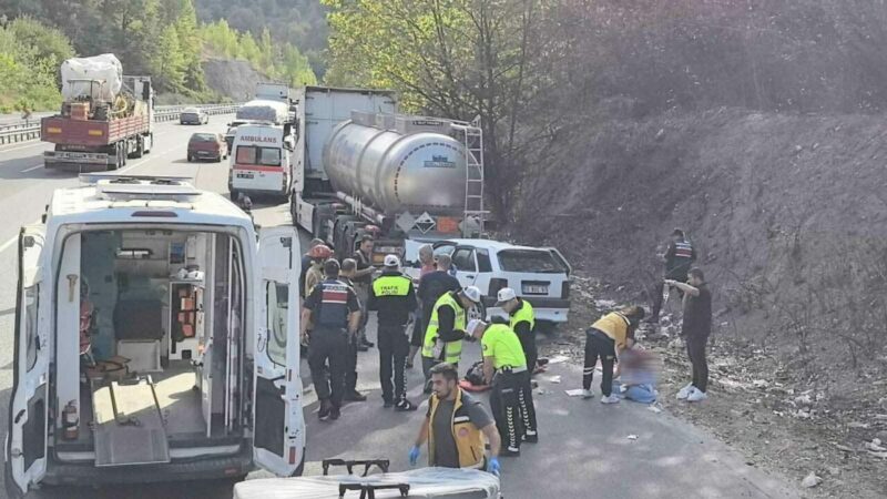Bursa’da korkunç kaza: 1’i bebek 5 yaralı Bursa'nın İnegöl ilçesinde, otomobilin park halindeki asit yüklü tankere arkadan