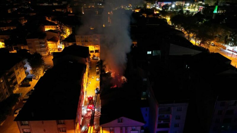Bursa'nın İnegöl ilçesinde 5 katlı binanın çatısında çıkan yangın itfaiye