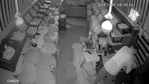 Bursa’da manavda 2 saat arayla hırsızlık! Bursa’da manavda 2 saat arayla hırsızlık!