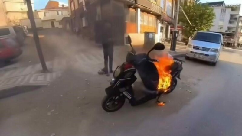 Bursa’da korku dolu anlar! Alev topuna döndü Bursa’da park halindeki bir motosiklet, bir anda alev topuna döndü.