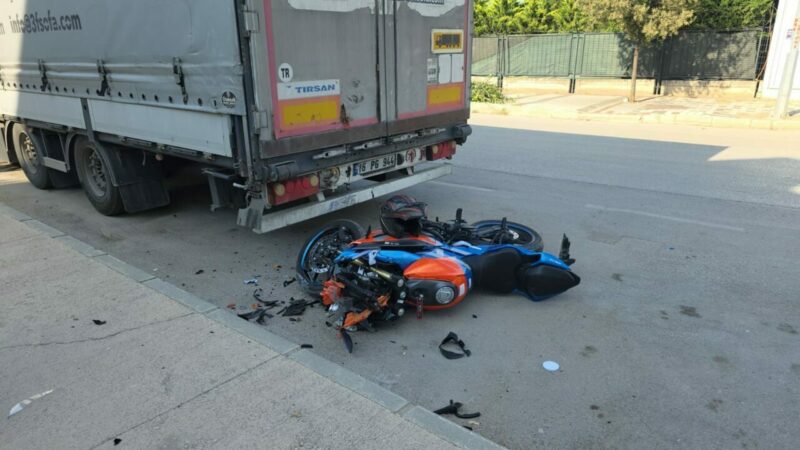 Bursa’da motosiklet TIR’a çarptı Bursa'nın İnegöl ilçesinde park halindeki TIR'a çarpan motosikletin sürücüsü yaralandı.
