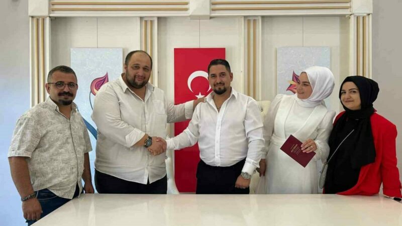 Bursa’da nikahlarına yetiştiren şoförü bakın ne yaptılar… Bursa’nın İnegöl ilçesinde nikahlarına geç kalan çift, en önemli anlarına