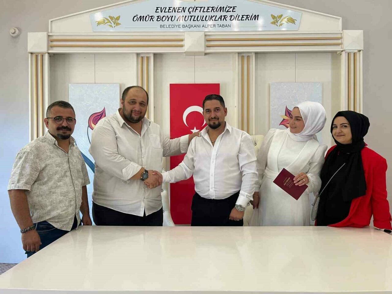 Bursa’da nikahlarına yetiştiren şoförü bakın ne yaptılar…