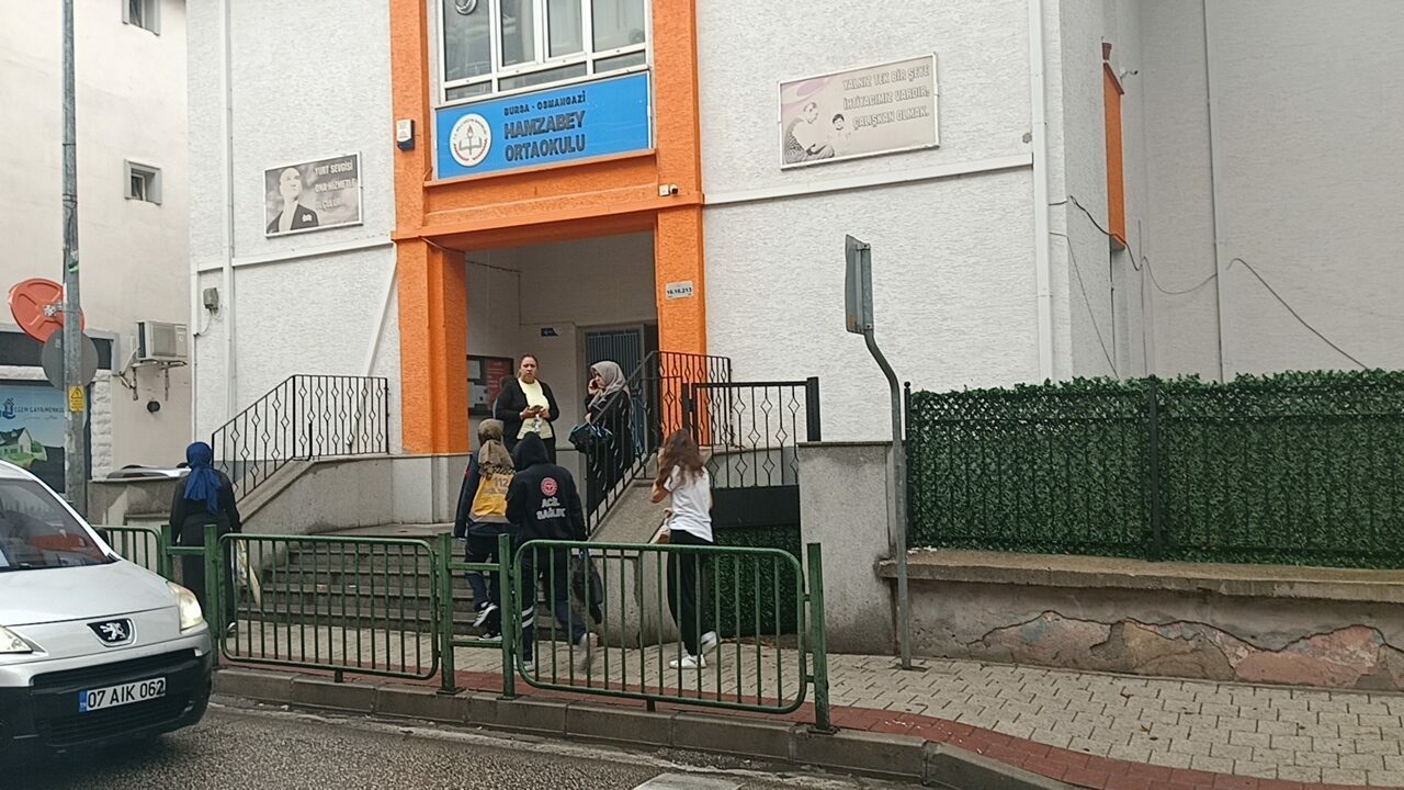 Bursa’da okulda gıda zehirlenmesi: 9 öğrenci hastanelik oldu Bursa’da okulda gıda zehirlenmesi: 9 öğrenci hastanelik oldu