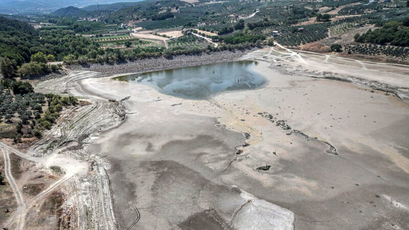Bursa'nın Mudanya ilçesinde 42 yıldır tarım arazilerini sulayan Çınarlı Göleti,