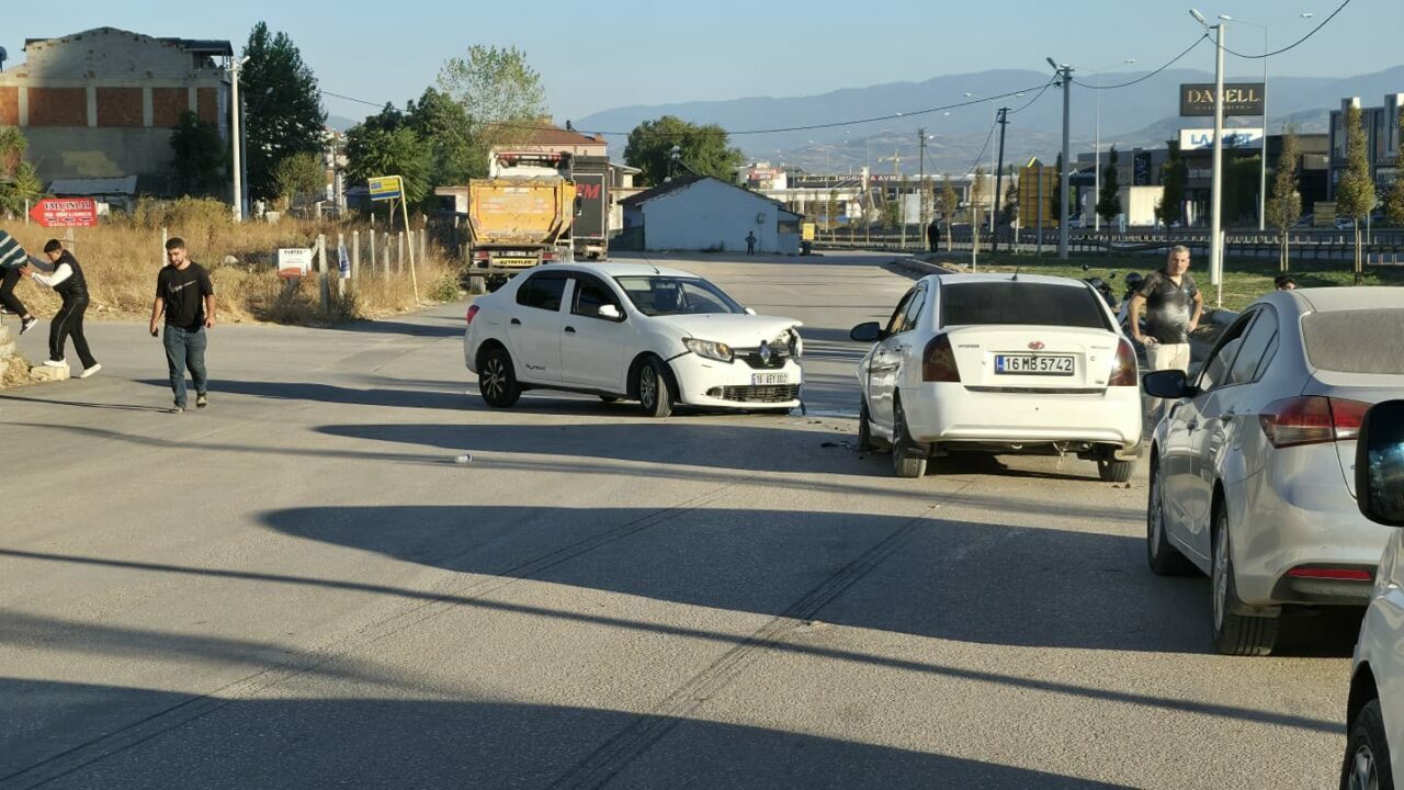 Bursa’da otomobiller çarpıştı